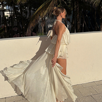 Robe mini à col halter et à volants avec ourlet traînant en mousseline scintillante, romantique et élégante, ambiance vacances