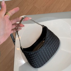 Bolso Tote Tejido en Forma de Dumpling, Color Negro Sólido, Costuras Trenzadas, Cierre de Cremallera, Primavera 2026, Uso Diario - Product Image 2