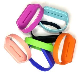 2023 רך אלסטי ספורט שחייה צמיד נסתרת מפתח חור להקת יד סיליקון צמיד עם כיס לוגו מותאם אישית - Product Image 3