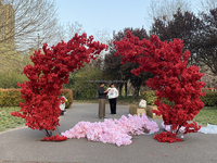 Arche rouge de 8 pieds de haut Arbres à fleurs de bougainvilliers artificiels Décoration de mariage en plein air Arche d'arbre en fausse fleur de cerisier rouge japonais