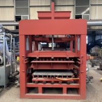 Machine à fabriquer des pavés en béton QT5-15 pour les routes et les matériaux de construction
