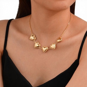 Collar de cadena plana de acero inoxidable para mujer, con cruz y corazón, dorado, moderno, multicapa, estilo retro, de moda, para verano, cadena para clavícula - Product Image 1