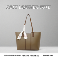 Sac fourre-tout portable en cuir PU souple de couleur unie avec fermeture éclair et pendentif ours mignon pour femmes, idéal pour l'été, l'usage quotidien et les voyages