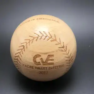 7,5 cm Nach gravierte logos gummi holz baseball geschenk ball mit display stand für dekoration