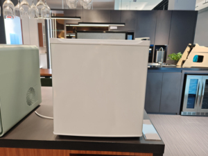 Mini-réfrigérateur compact 45L à porte unique avec compartiment, en vente - Product Image 3