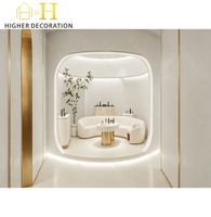 Design d'intérieur moderne pour les boutiques de parfums, armoire de présentation de parfums murale beige personnalisée avec éclairage, vitrine de présentation de parfums de luxe