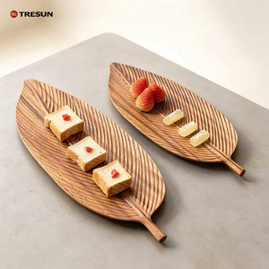 Plateau de service en forme de feuille en noyer pour la présentation de desserts artisanaux, décoration de table élégante et présentations culinaires raffinées - Product Image 4