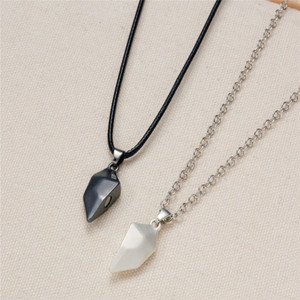 Cadena de clavícula para hombres y mujeres, collar creativo de amor Simple con imán para parejas - Product Image 3