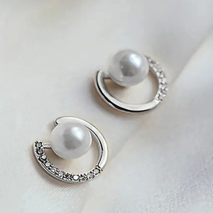 Orecchini a cerchio stile perla per donna, eleganti con accenti scintillanti, gioielli alla moda per le orecchie - Product Image 3