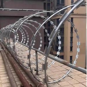 Alambre de Hierro Galvanizado DAKUN Q195 a Bajo Precio, Rollo de Alambre de Púas Cruzadas, Protección Antirrobo Civil, Color Plateado, Embalaje en Rollo - Product Image 5