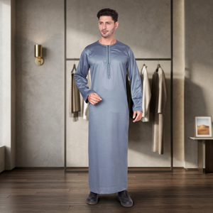 Qamis arabe pour homme en polyester bleu de qualité supérieure, col brodé, manches longues, longueur cheville, coupe ample, Kandura saoudienne pour le Moyen-Orient - Product Image 2