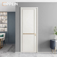 Porte intérieure en bois peinte blanc classique OPPEIN avec panneau mouluré et garniture dorée pour villa, projet résidentiel, développeur
