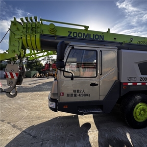 Grúa Móvil Hidráulica Usada Zoomlion de 55 Toneladas, Grúa de Pluma Zoomlion 550V 700V 100V5 con Motor de Bomba de Alta Potencia - Product Image 1