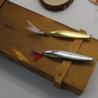 Kualitas tinggi OEM dan pada stok umpan keras sendok hati merah sendok umpan logam aturan memancing dengan bulu treble kait