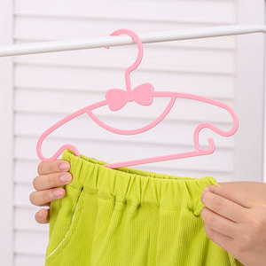 Cintre en plastique antidérapant de petite taille pour enfants, support multifonctionnel pour vêtements de bébé et articles ménagers - Product Image 4