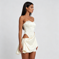 Robe Courte Bustier en Satin Blanc avec Dentelle et Jupe Froncée – Tenue de Soirée Sexy pour Femme, Idéale pour Clubbing et Cocktails Estivaux