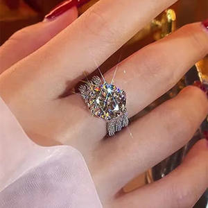 Vive el nuevo anillo de 5 quilates III Love Moissanite de tres filas llenas de línea - Product Image 3