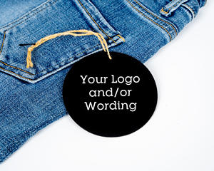 Étiquettes volantes kraft imprimées de luxe en papier rond en relief étiquettes volantes pour vêtements étiquette volante personnalisée pour marque de vêtements avec logo - Product Image 3