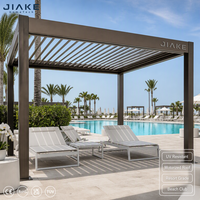 Pergola en aluminium Jiake avec toit à lames motorisées résistant aux UV pour complexe hôtelier, club de plage et terrasse de bar en plein air