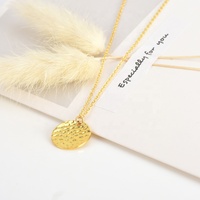 Collier avec pendentif en forme de pièce de monnaie gravée, personnalisé avec des lettres de nom, en argent sterling 925 plaqué or