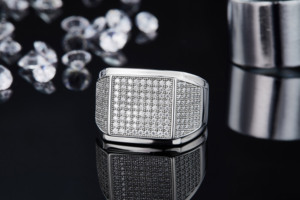 แหวนมอสซาไนต์ 4.024 กะรัต รุ่น Hop Statement ตัวเรือนเงินแท้ 925 ชุบแพลตตินัม ทรงบาแกตต์และทรงกลม สำหรับผู้ชายและผู้หญิง - Product Image 5