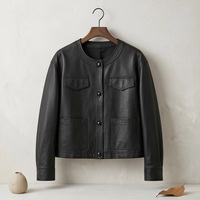 Veste en peau de mouton pour femme, noire, col rond, boutons en cuir, quatre poches plaquées, coupe décontractée, courte, style workwear, manteau en cuir