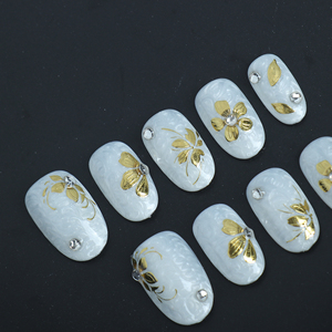 <span class=keywords><strong>Uñas</strong></span> artificiales hechas a mano <span class=keywords><strong>con</strong></span> <span class=keywords><strong>pequeñas</strong></span> <span class=keywords><strong>flores</strong></span> doradas pintadas a mano, color base blanco lechoso, <span class=keywords><strong>uñas</strong></span> reutilizables de alta calidad. - Product Image 2