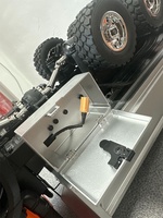 Huina 1598 Camión Volquete de Metal de Aleación con Control Remoto 1:14, Plataforma Elevadora Realista, Vehículo de Ingeniería RC, Estuche Portátil, Juguete de Colección