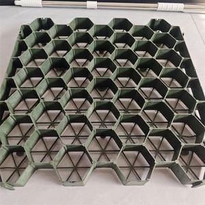 Rejilla de plástico HDPE de 35-70 mm para estacionamientos y jardines, superficie de nido de abeja negra, estabilización del suelo - Product Image 4