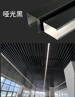 Système de grille de plafond en tube carré en aluminium en forme de U recouvert de PVDF, étanche, design moderne, décoration intérieure d'hôtel