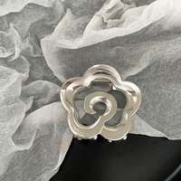 Große geometrische Haarklammer aus galvanisiertem Silbermetall für Damen, geeignet zum Baden und als Kopfschmuck.