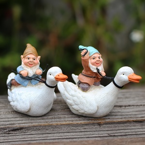Set di 4 statuette in resina di ancellette a cavallo di anatre - Miniature per giardini delle fate, terrari, case delle bambole - Product Image 5