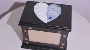 写真入り木製ペットメモリアル骨壷（名入れ彫刻付き）環境に優しい手作り木製犬の遺灰用壁掛け飾り - Product Image 5