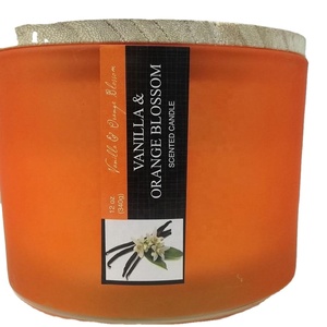 Bougie vintage parfumée givrée, avec couvercle en bois aimanté et en matériau de cire de soja, pot de luxe pour la saint-valentin et les vacances - Product Image 4