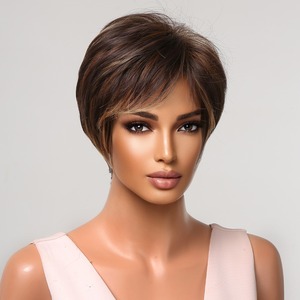 <span class=keywords><strong>Parrucca</strong></span> Biondo Scuro Misto Marrone per Donne Nere, Sintetica <span class=keywords><strong>Naturale</strong></span> Corta Taglio Pixie con Frangia, Resistente al Calore - Outlet di Fabbrica - Product Image 2