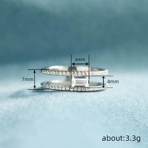 Anello da Donna in Oro Bianco con Diamante Taglio Smeraldo, Anello di Fidanzamento con Diamante Naturale Colore D e Pietre Laterali - Product Image 4