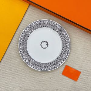 Service de table haut de gamme en porcelaine fine pour la maison, design créatif, luxe léger, assiettes doubles pour steak, plats et assiettes élégants - Product Image 3