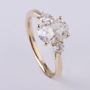 Anillo de diamantes de tres piedras de moda Anillo de diamantes cultivados en laboratorio de oro de 14K Anillos de compromiso de diamantes ovalados de 1,8-2 quilates con certificado IGI - Product Image 1