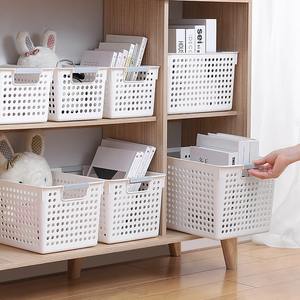 Cesta de almacenamiento de plástico rectangular con asa para organizar artículos pequeños y aperitivos en el escritorio, estilo sencillo - Product Image 5