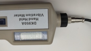 Medidor de Vibraciones Portátil DIKAI DK950A, Probador de Vibraciones, Detector de Motores, 10-1000Hz, 5% de Precisión, Pantalla LCD de 3 1/2 Dígitos - Product Image 3