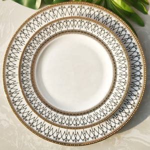 Assiette de dîner en céramique florale, <span class=keywords><strong>vaisselle</strong></span> en <span class=keywords><strong>porcelaine</strong></span> durable pour les banquets de mariage et les services de traiteur - Product Image 1