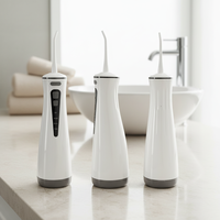 Irrigateur buccal intelligent portable de haute qualité rechargeable par USB avec étanchéité IPX7 pour le nettoyage des dents à domicile et à l'hôtel