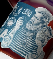 Etiquetas Adhesivas Ecológicas para Botellas de Vino Tinto con Impresión Personalizada en Papel Texturizado y Estampado en Relieve con Lámina Dorada para Whisky y Champán