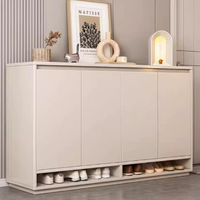 Un meuble à chaussures en bois blanc et gris, élégant et simple, utilisé pour l'entrée, avec une porte et des compartiments cachés