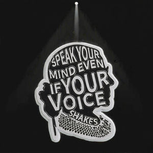 Pin de esmalte con cita famosa: Habla por ti misma, incluso si tu voz tiembla. Feminismo, Poder femenino. Broche, insignia, joyería, regalo para amigas. - Product Image 1