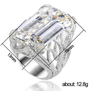 Anello di fidanzamento da donna F1517 in oro bianco con diamante taglio smeraldo, pietra principale colore D naturale e diamanti laterali. - Product Image 2