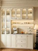 Armoires de cuisine blanches de style français avec portes en verre cintrées, éclairage LED intégré, grand meuble de rangement, construction sur mesure pour toute la maison