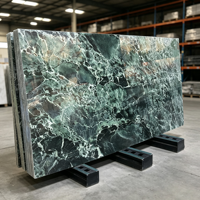 Marbre vert naturel de luxe de grande qualité, idéal pour les comptoirs d'îlots de cuisine, les escaliers et les halls d'hôtels de style moderne