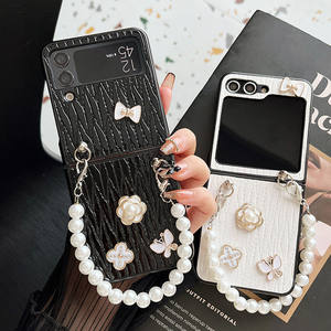 Coque de téléphone fleur en cuir froissé à la mode avec couverture de chaîne de perles pour <span class=keywords><strong>Samsung</strong></span> pour <span class=keywords><strong>Galaxy</strong></span> <span class=keywords><strong>Z</strong></span> Flip6 Flip5 Flip4 <span class=keywords><strong>Z</strong></span> Fold6 Fold5 Fo - Product Image 2