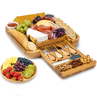 Plateau de service de charcuterie chic Nouveau design Planche à fromage en bambou et ensemble de couteaux à couverts pour les cadeaux et les fêtes de réchauffement de la maison